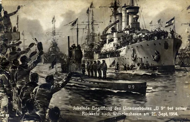 Postkort med sjømenn som ønsker U-båten U9 velkommen ved retur til Wilhelmshaven, 23. september 1914